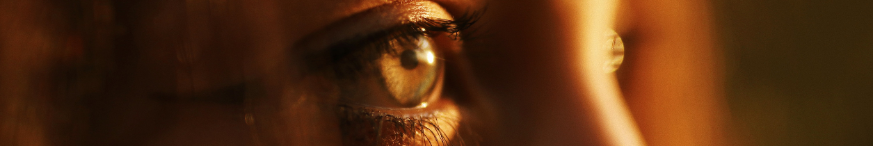 Ojos dorados de mujer