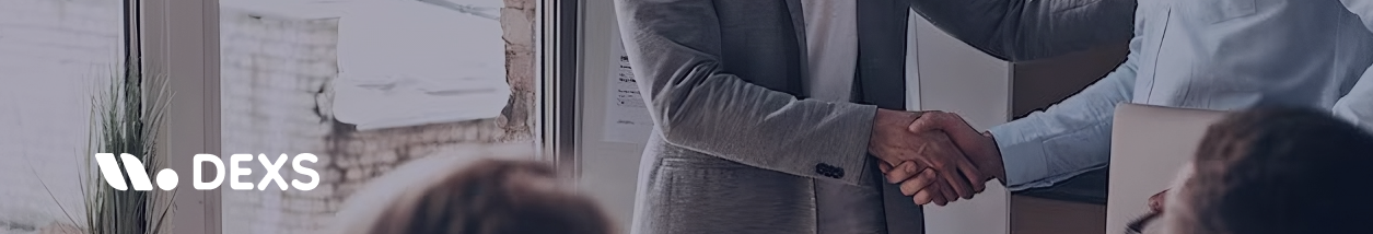 asegurador-1255x210 Profesionales del sector asegurador estrechando manos tras acordar un plan de desarrollo de carrera con DEXS.