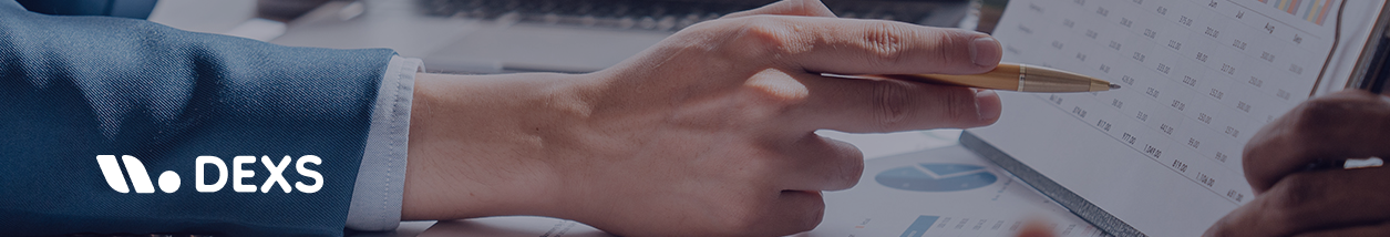 Profesionales del sector bancario analizando gráficos financieros durante un plan de desarrollo de carrera.